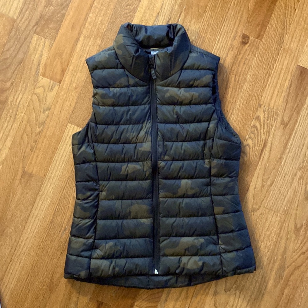 Women’s camo print puffer vest Old Navy active size small